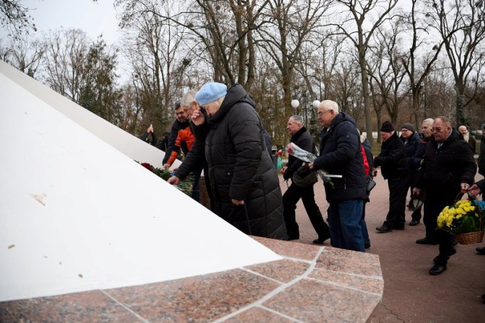 Харків 14 грудня: покладання квітів до пам’ятника чорнобильцям у Молодіжному парку